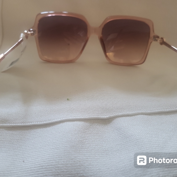 GUESS Pink Square Shaped Oversized Women's Sunglasses - Picture 4 of 5